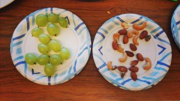 Table grapes and nuts in $ and ￥